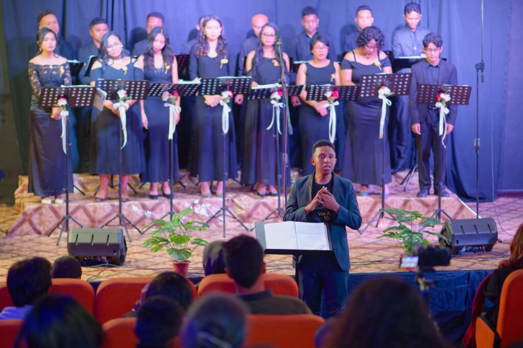 Vox Angeli Vivace's conductor making a speech to thank the audience for attending